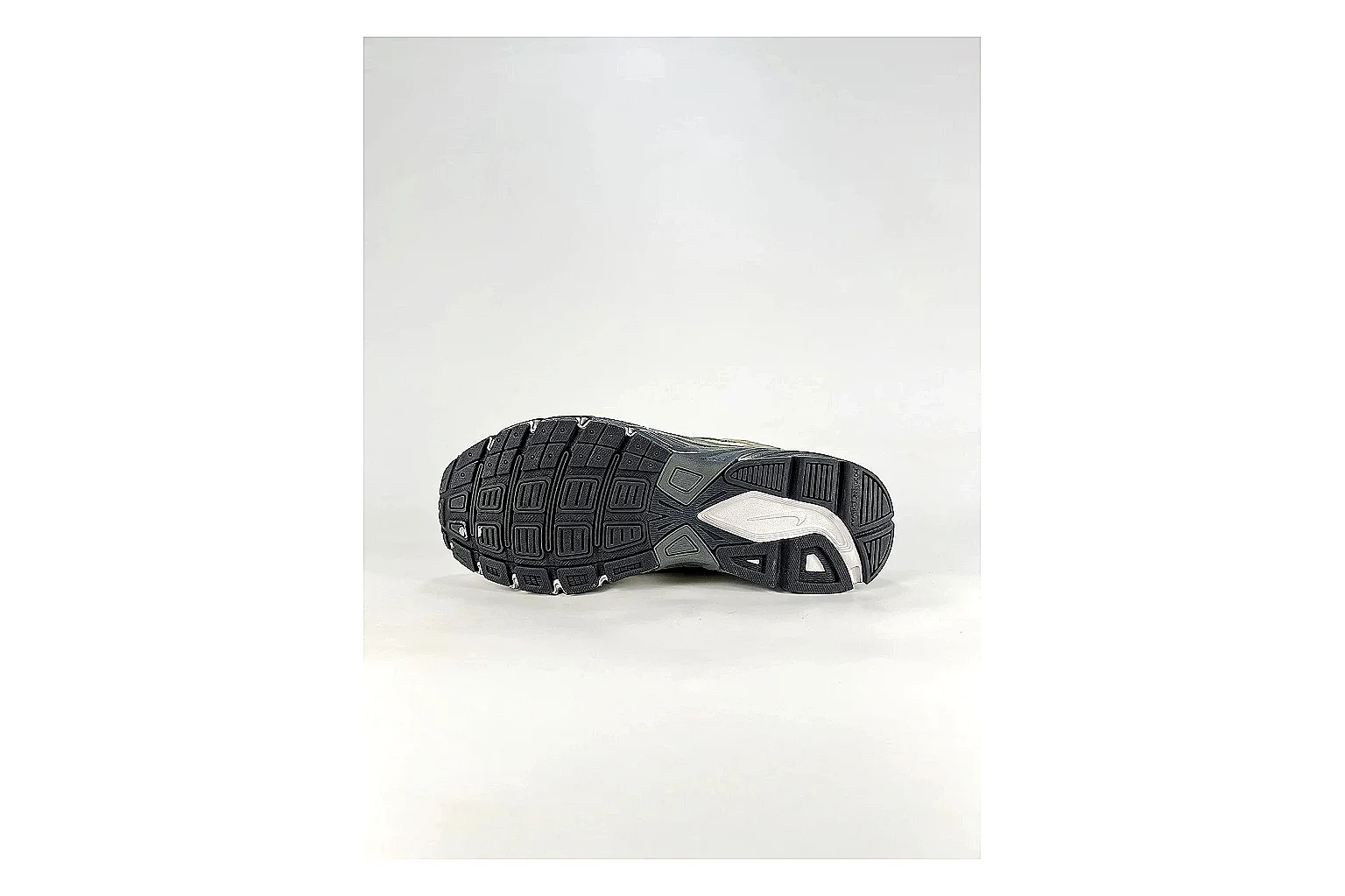 Other Casual Low-Top Sneaker 5134 comparison photo showing textured low-top upper, clean paneling, daily casual silhouette, and straightforward sole shape thumbnail 4