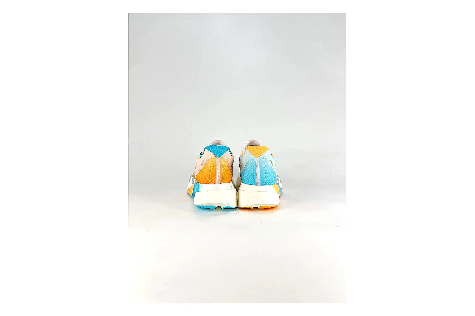 Casual Low-Top Sneaker 5176 comparison signal photo with red casual low-top with mixed-material upper and low-profile shape thumbnail 3