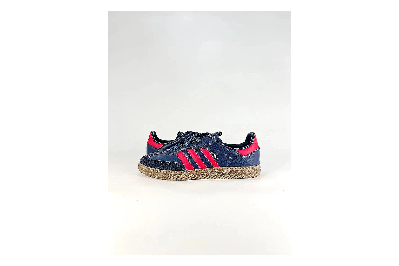 Casual Low-Top Sneaker 5180 comparison signal photo with red casual low-top with mixed-material upper and low-profile shape
