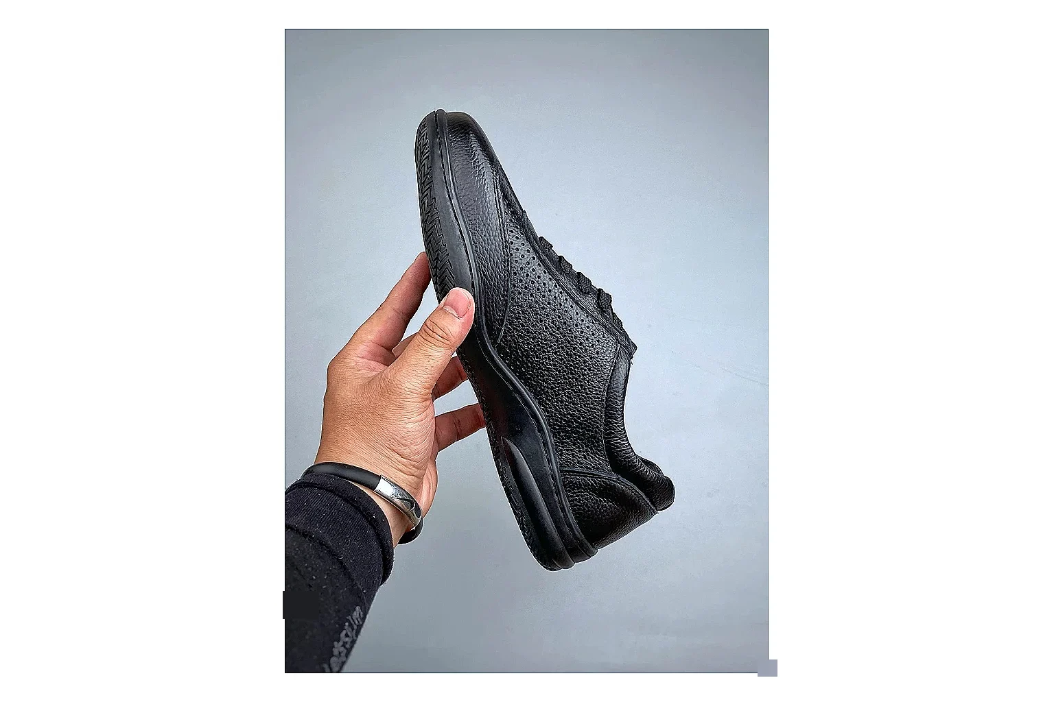 Casual Low-Top Sneaker 5191 comparison signal photo with red casual low-top with mixed-material upper and low-profile shape