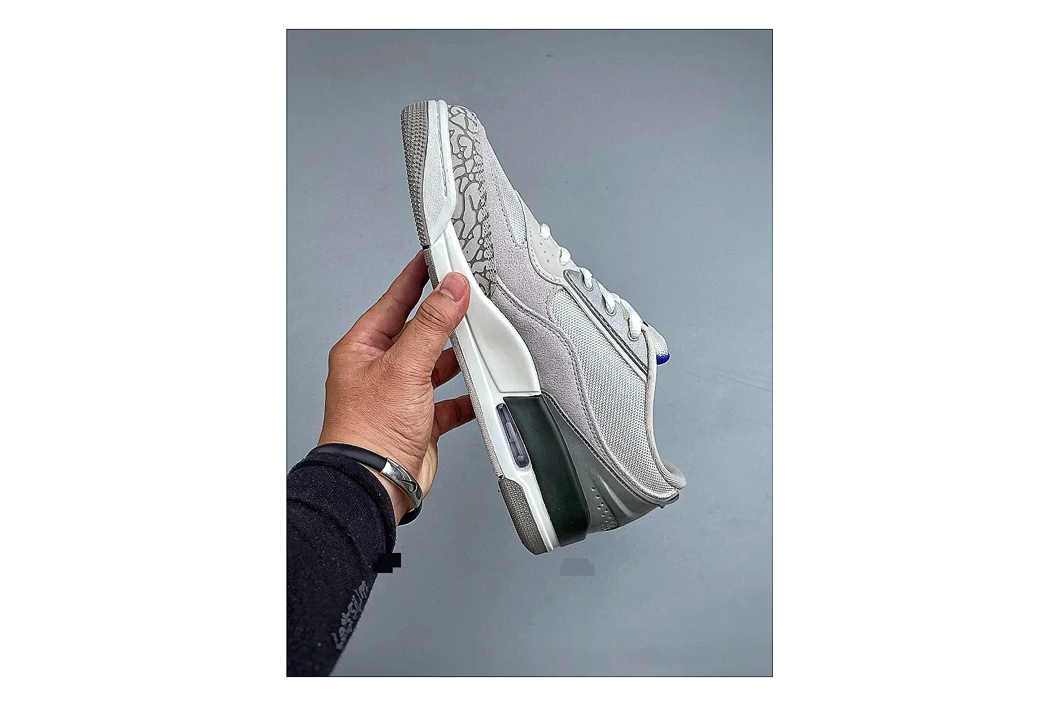 Casual Low-Top Sneaker 5215 comparison signal photo with red casual low-top with mixed-material upper and low-profile shape