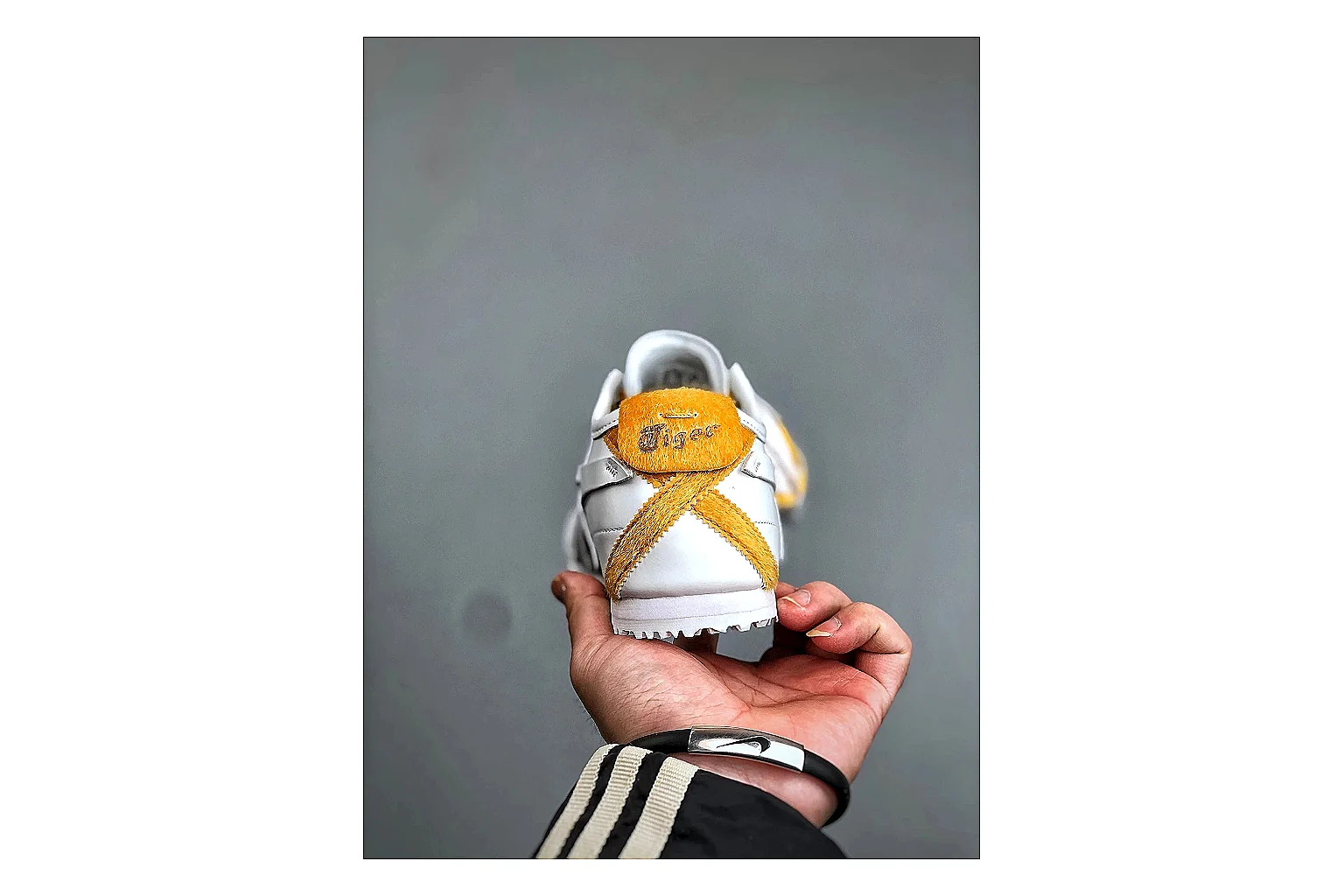 Casual Low-Top Sneaker 5234 comparison signal photo with casual low-top sneaker with clean paneling, textured upper and six-view gallery for daily streetwear styling plus side-profile shape, upper panel lines, and outsole detail thumbnail 2
