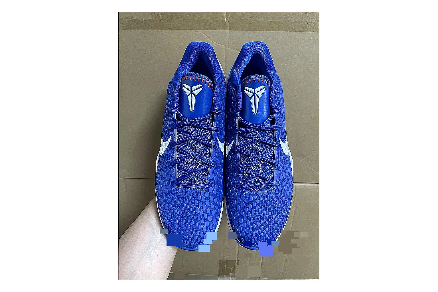 Casual Low-Top Sneaker 5590 comparison signal photo with red casual low-top with mixed-material upper and low-profile shape