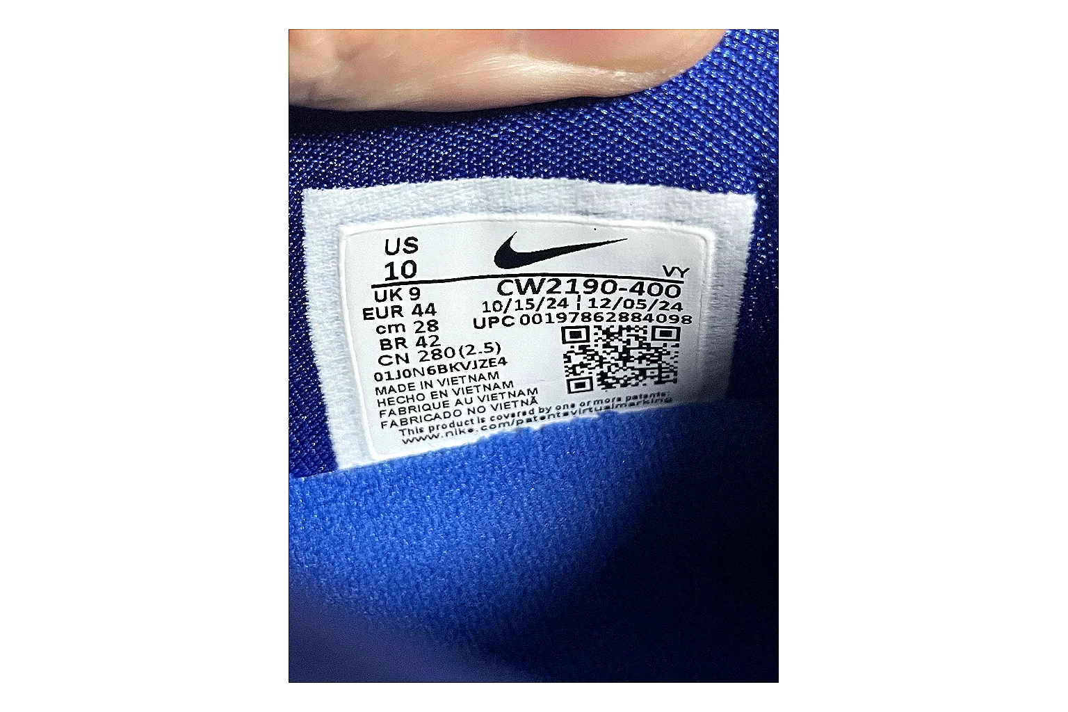 Casual Low-Top Sneaker 5590 comparison signal photo with red casual low-top with mixed-material upper and low-profile shape thumbnail 2