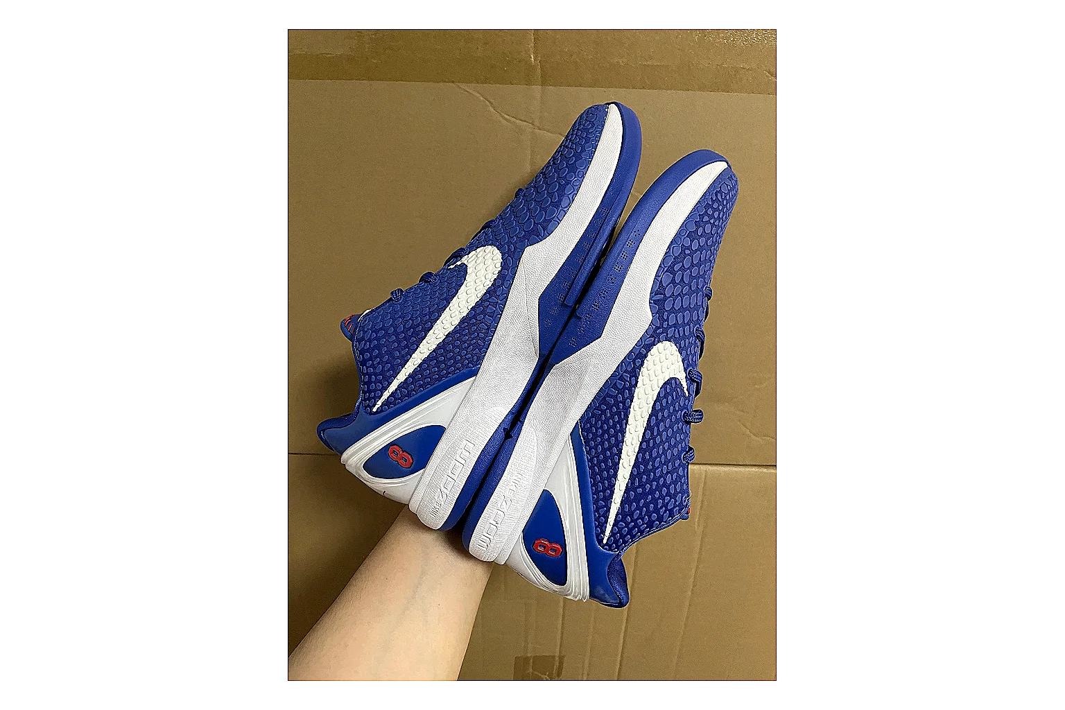 Casual Low-Top Sneaker 5590 comparison signal photo with red casual low-top with mixed-material upper and low-profile shape thumbnail 3