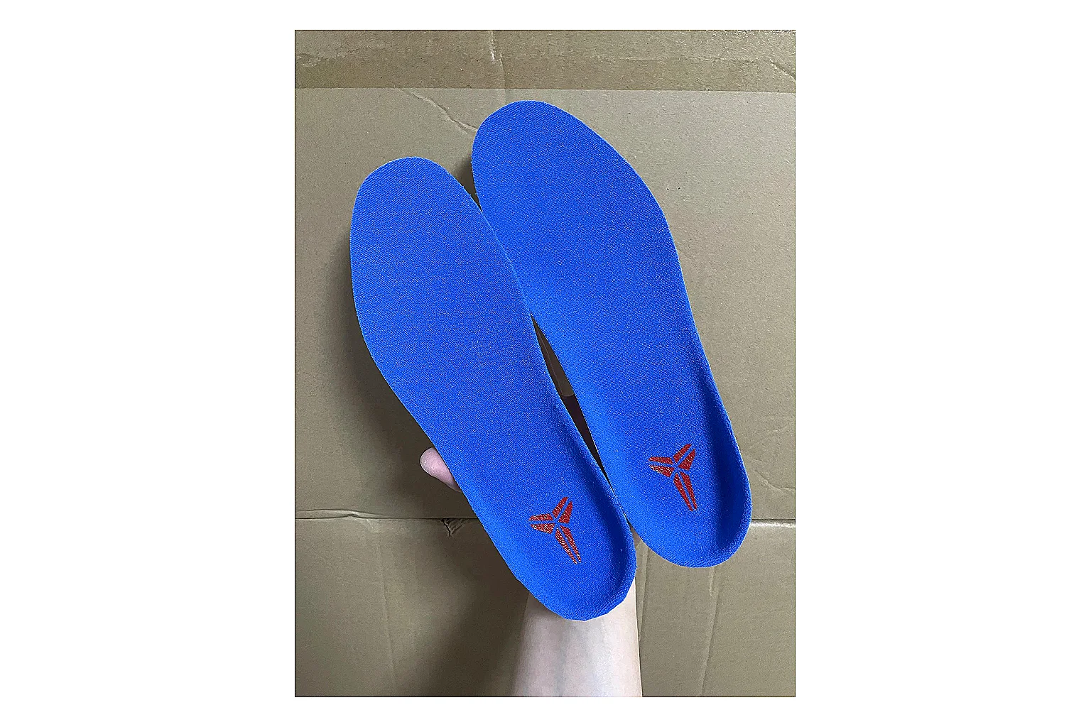 Casual Low-Top Sneaker 5590 comparison signal photo with red casual low-top with mixed-material upper and low-profile shape thumbnail 4