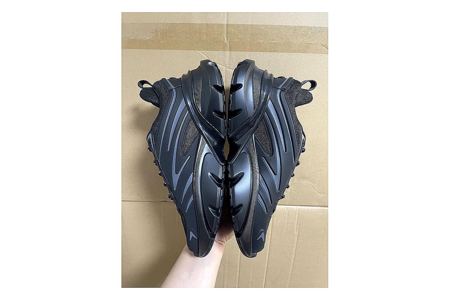 Casual Low-Top Sneaker 5666 comparison signal photo with casual low-top sneaker with clean paneling, textured upper and six-view gallery for daily streetwear styling plus side-profile shape, upper panel lines, and outsole detail thumbnail 6