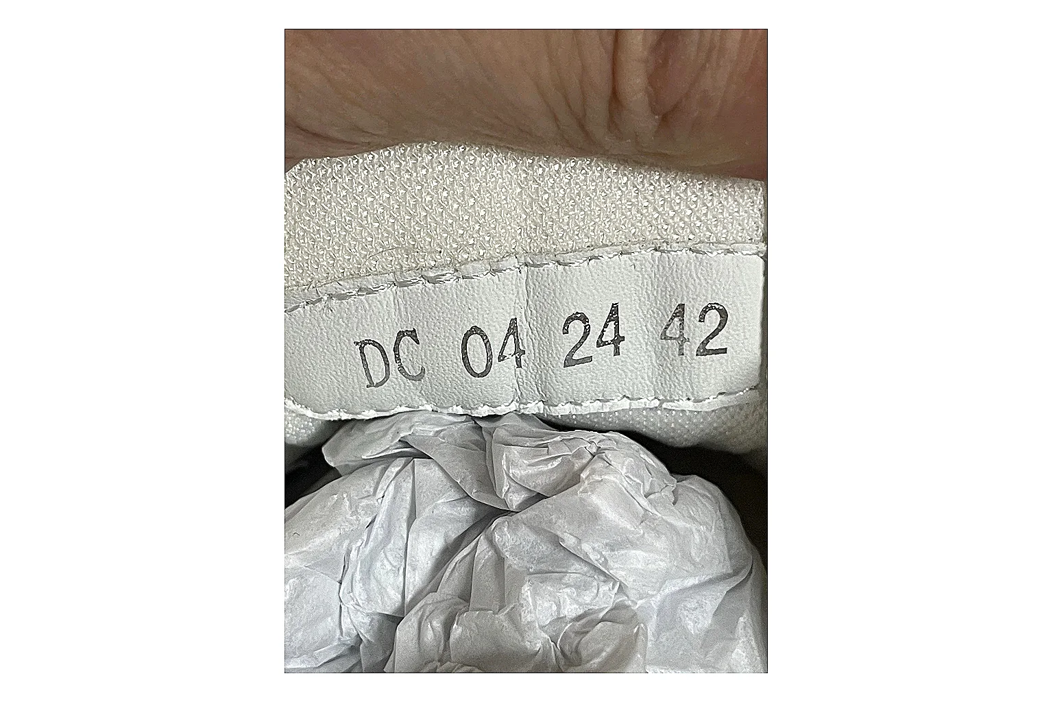 Casual Low-Top Sneaker 5690 comparison signal photo with red casual low-top with mixed-material upper and low-profile shape thumbnail 2