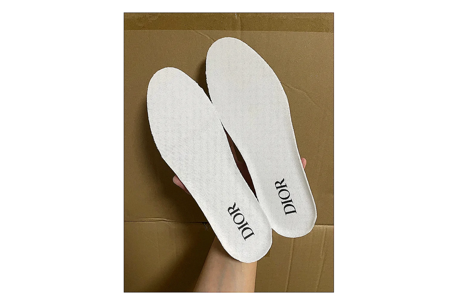 Casual Low-Top Sneaker 5690 comparison signal photo with red casual low-top with mixed-material upper and low-profile shape thumbnail 4