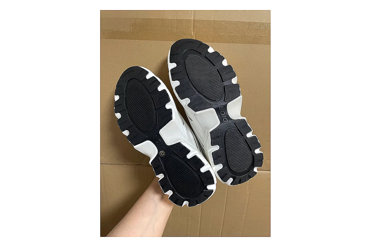 Casual Low-Top Sneaker 5690 comparison signal photo with red casual low-top with mixed-material upper and low-profile shape thumbnail 5