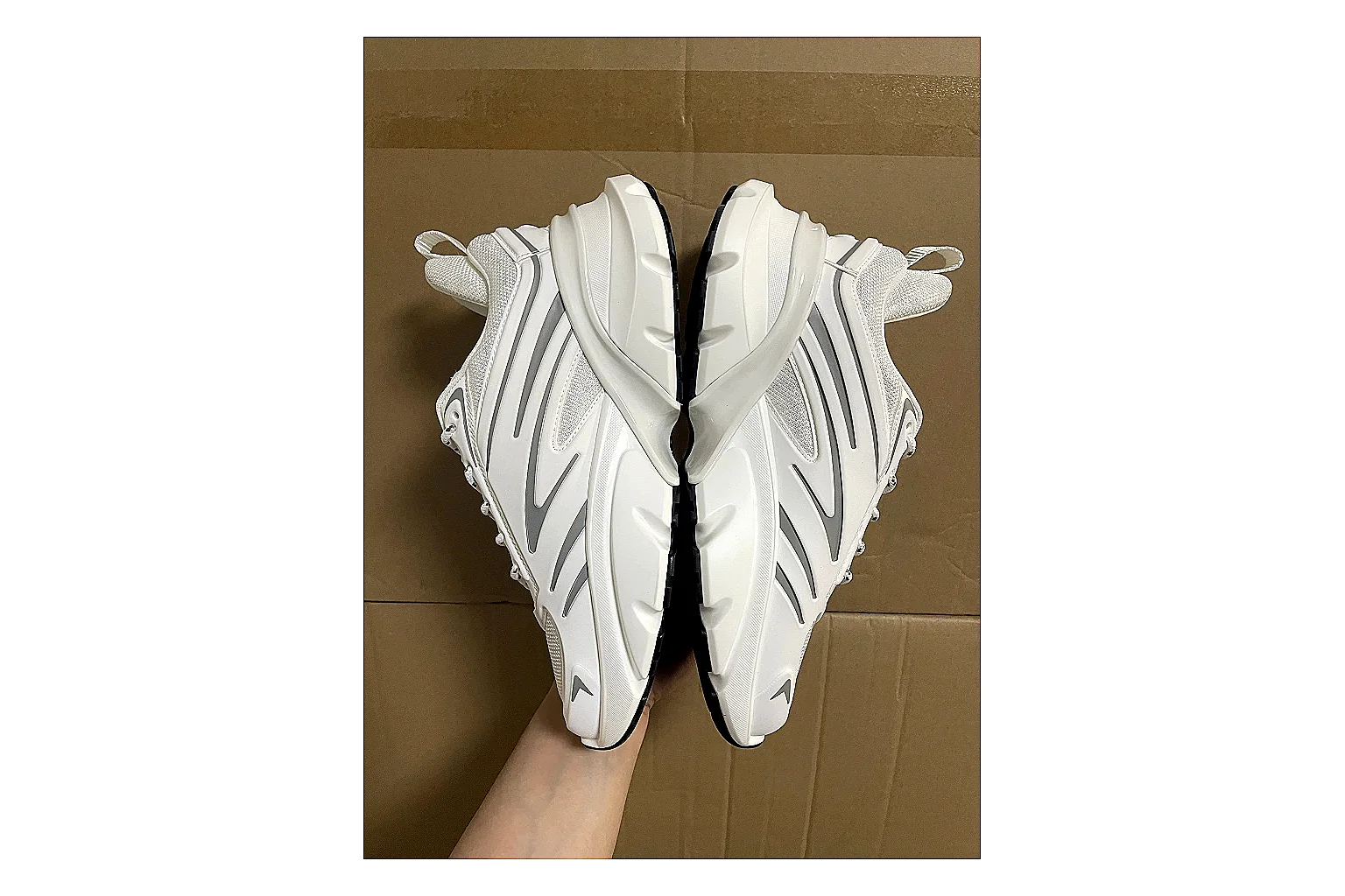 Casual Low-Top Sneaker 5690 comparison signal photo with red casual low-top with mixed-material upper and low-profile shape thumbnail 6