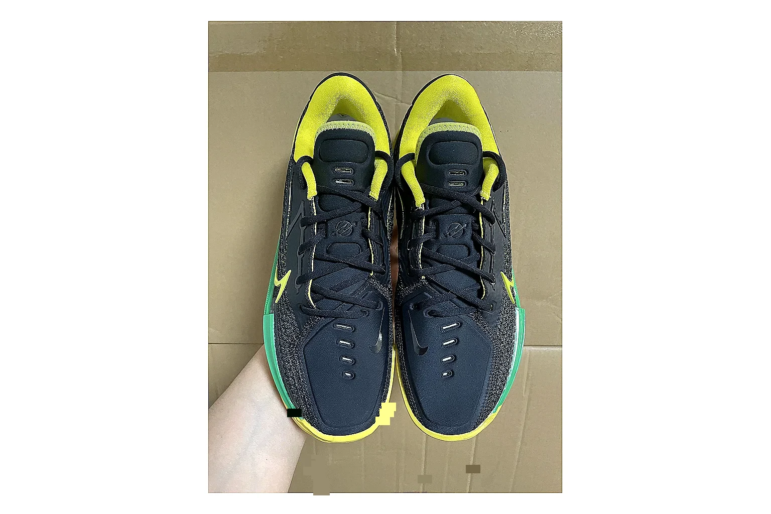 Casual Low-Top Sneaker 5718 comparison signal photo with red casual low-top with mixed-material upper and low-profile shape