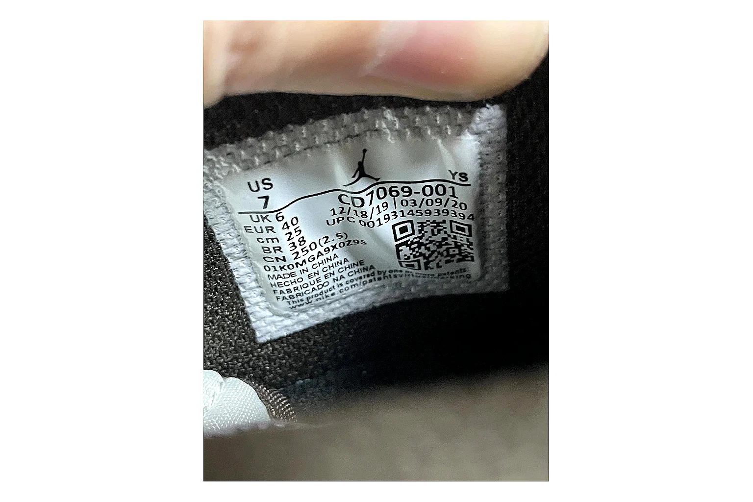 Casual Low-Top Sneaker 5802 comparison signal photo with casual low-top sneaker with clean paneling, textured upper and six-view gallery for daily streetwear styling plus side-profile shape, upper panel lines, and outsole detail thumbnail 4