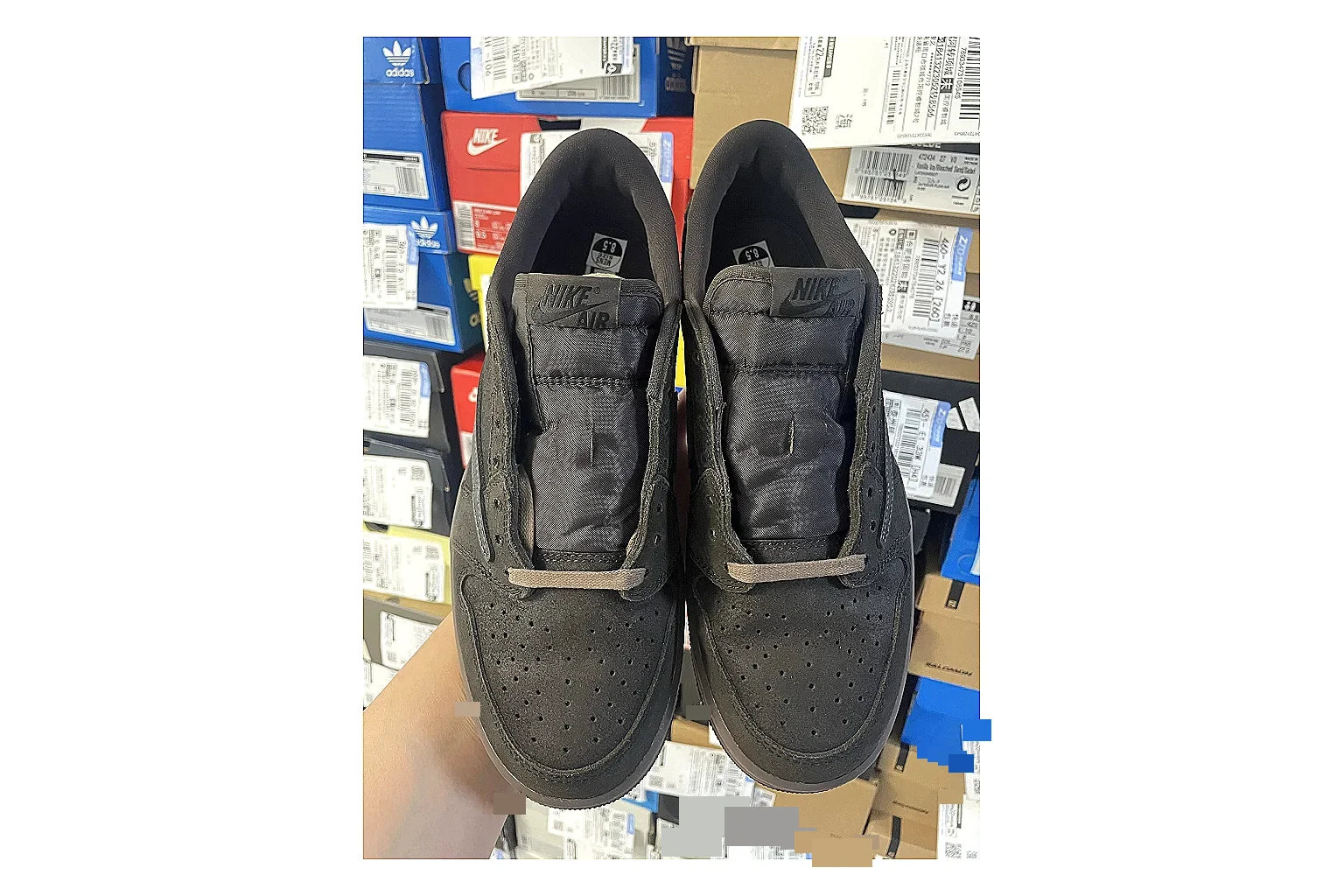 Casual Low-Top Sneaker 6647 comparison signal photo with red casual low-top with mixed-material upper and low-profile shape