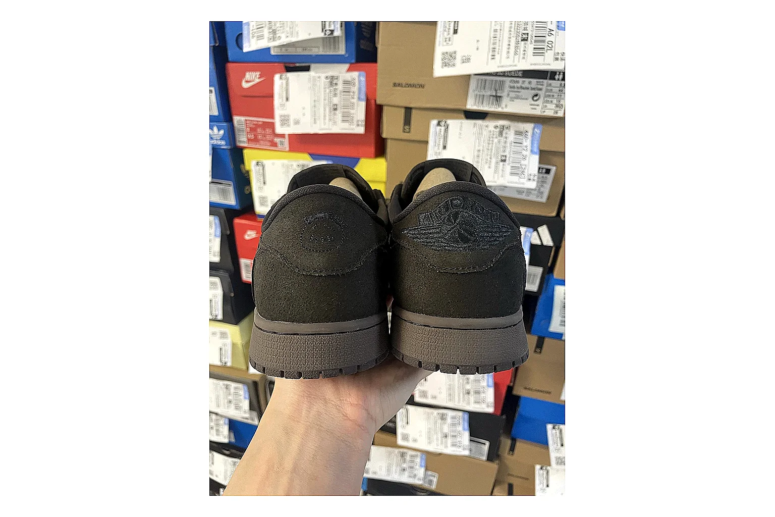 Casual Low-Top Sneaker 6647 comparison signal photo with red casual low-top with mixed-material upper and low-profile shape thumbnail 2