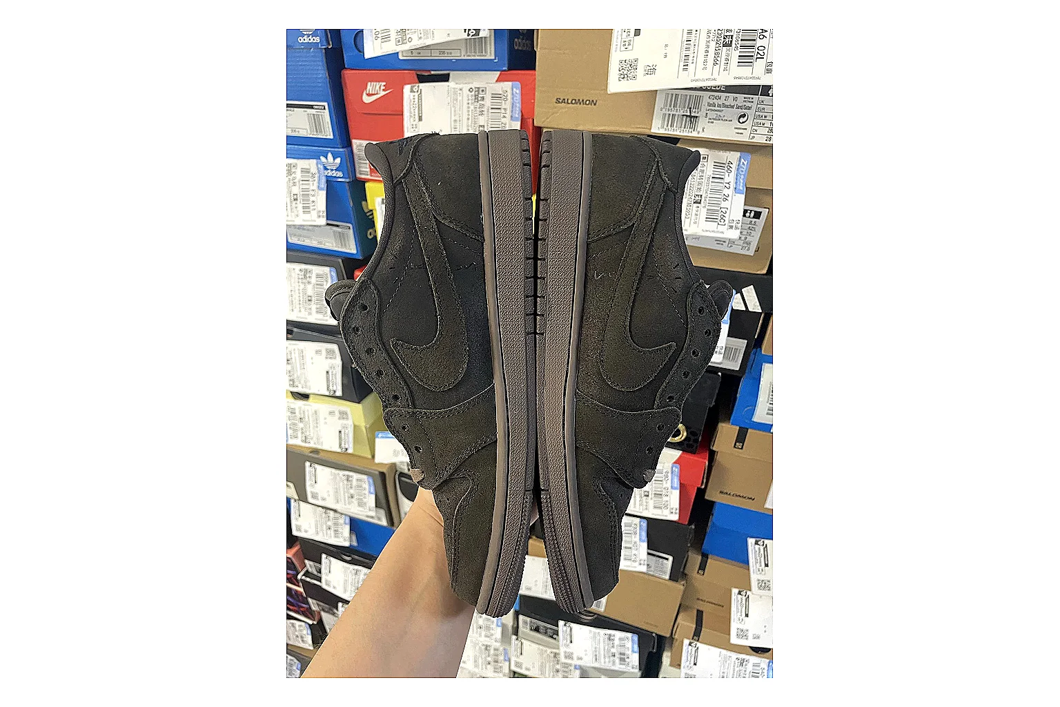 Casual Low-Top Sneaker 6647 comparison signal photo with red casual low-top with mixed-material upper and low-profile shape thumbnail 3