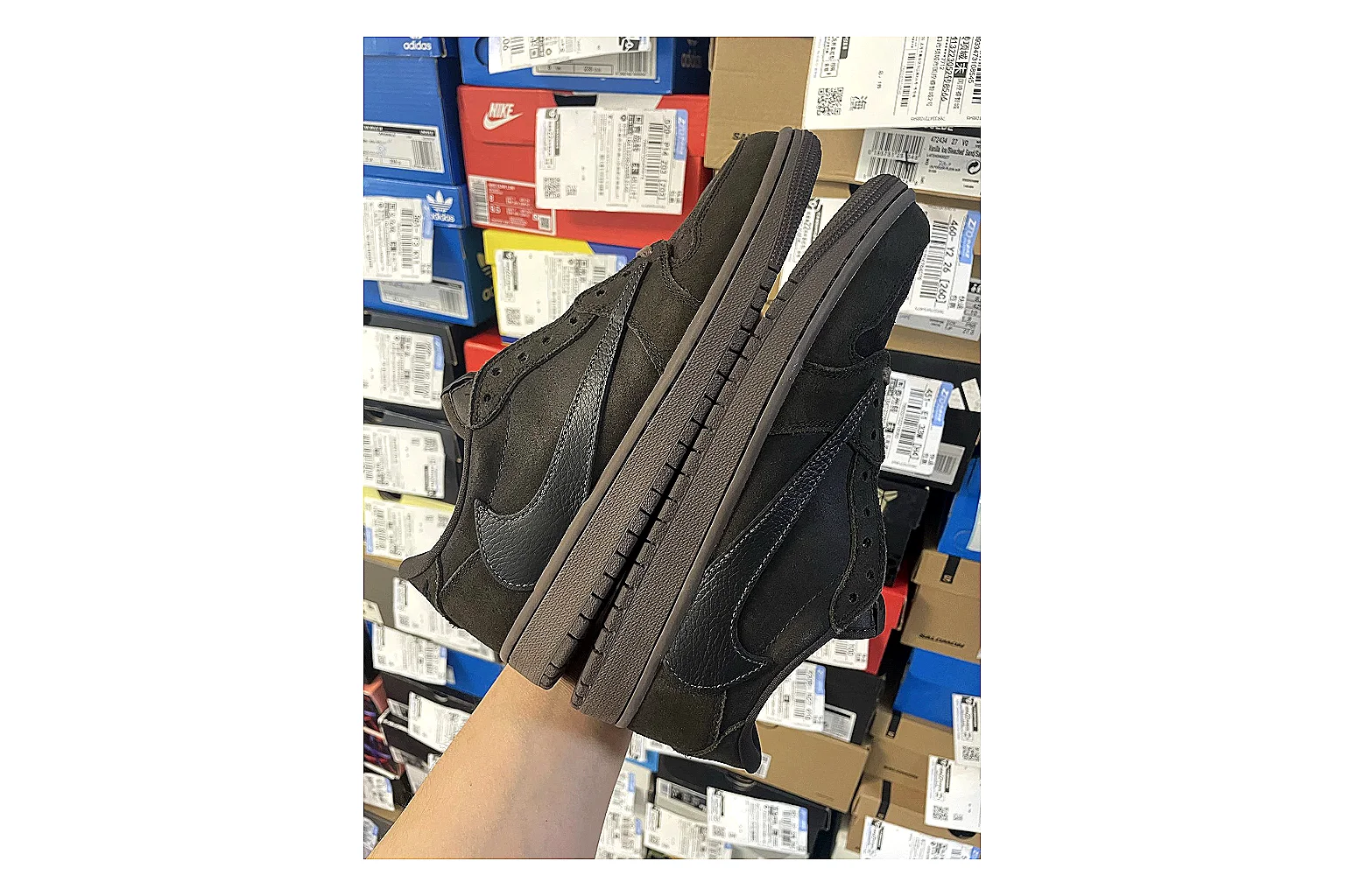 Casual Low-Top Sneaker 6647 comparison signal photo with red casual low-top with mixed-material upper and low-profile shape thumbnail 5