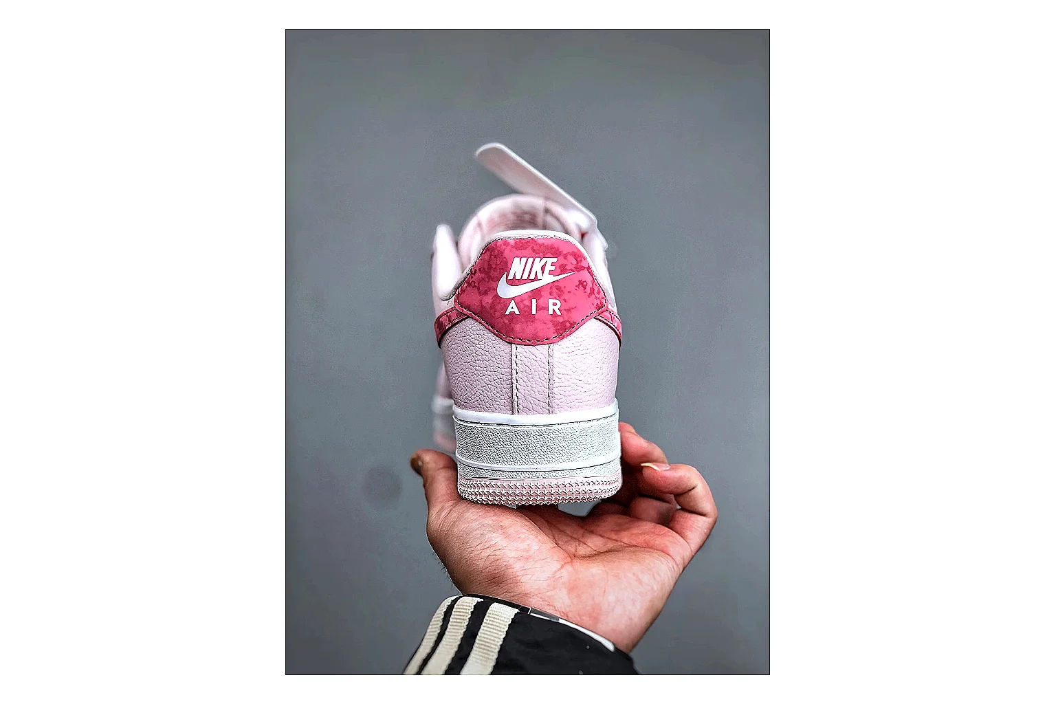 Casual Low-Top Sneaker 6726 comparison signal photo with red casual low-top with mixed-material upper and low-profile shape thumbnail 2