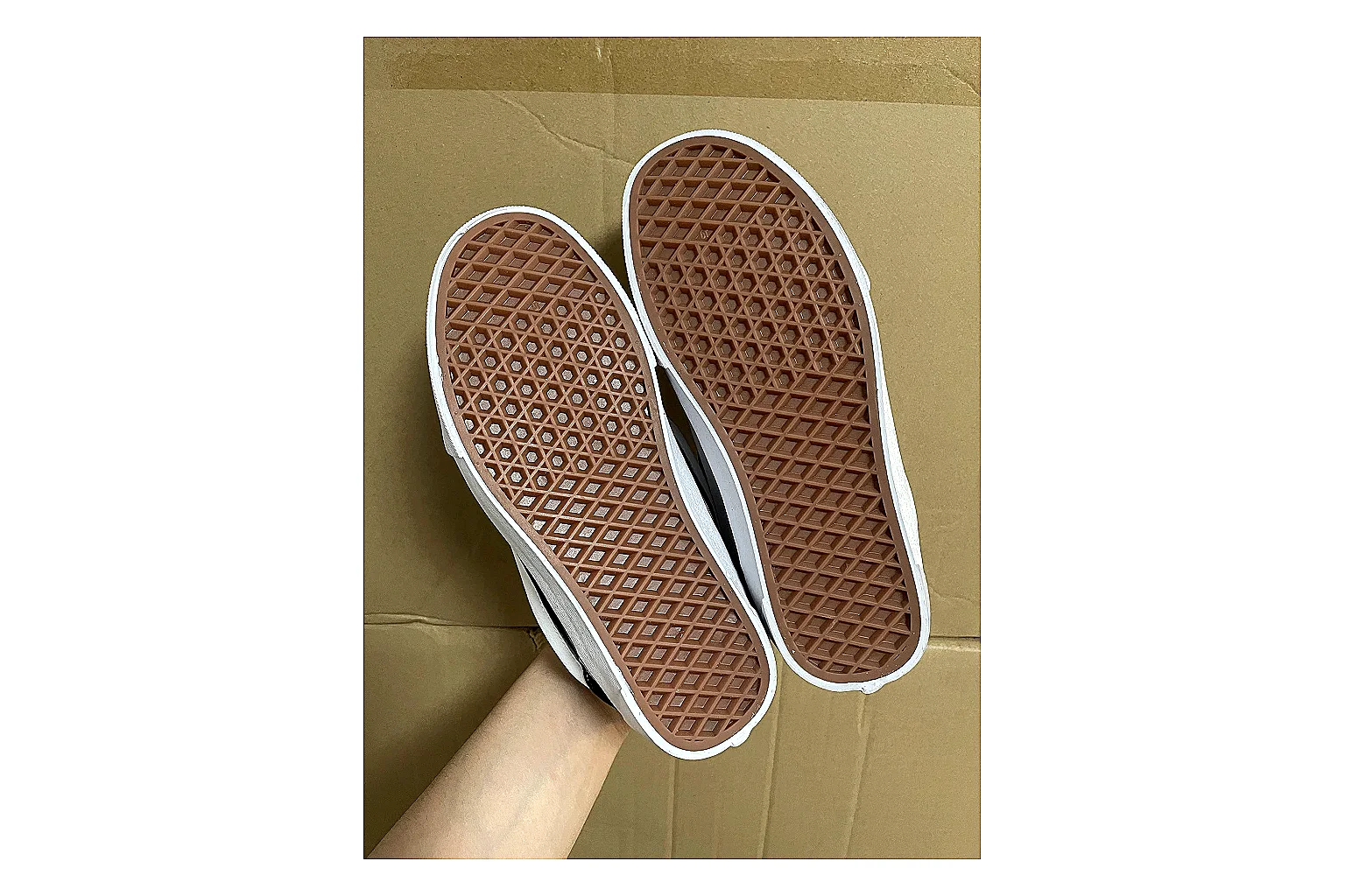 Casual Low-Top Sneaker 7560 comparison signal photo with casual low-top sneaker with clean paneling, textured upper and six-view gallery for daily streetwear styling plus side-profile shape, upper panel lines, and outsole detail thumbnail 5