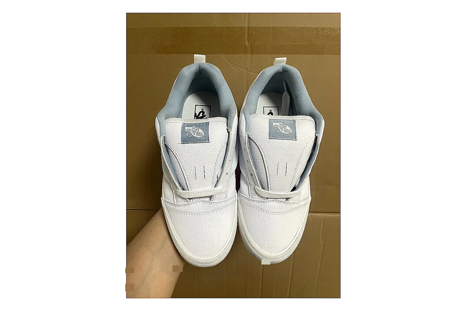 Casual Low-Top Sneaker 7578 comparison signal photo with red casual low-top with mixed-material upper and low-profile shape