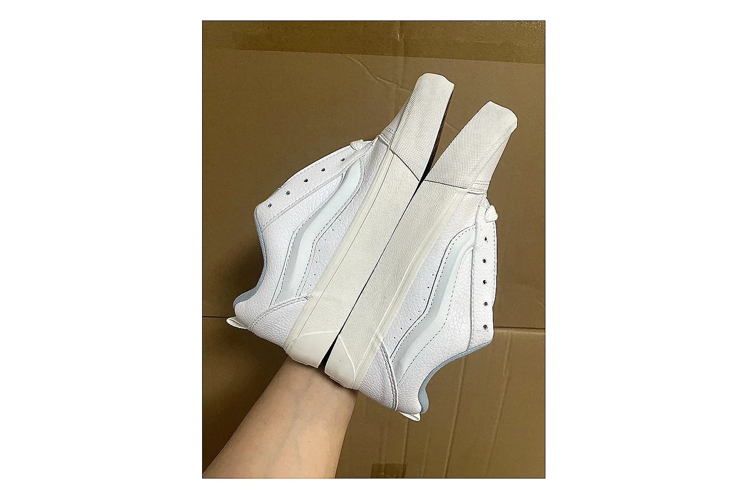 Casual Low-Top Sneaker 7578 comparison signal photo with red casual low-top with mixed-material upper and low-profile shape thumbnail 3