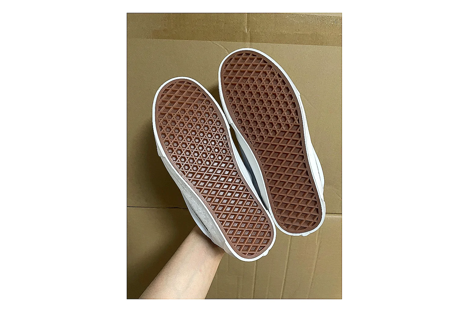 Casual Low-Top Sneaker 7578 comparison signal photo with red casual low-top with mixed-material upper and low-profile shape thumbnail 5