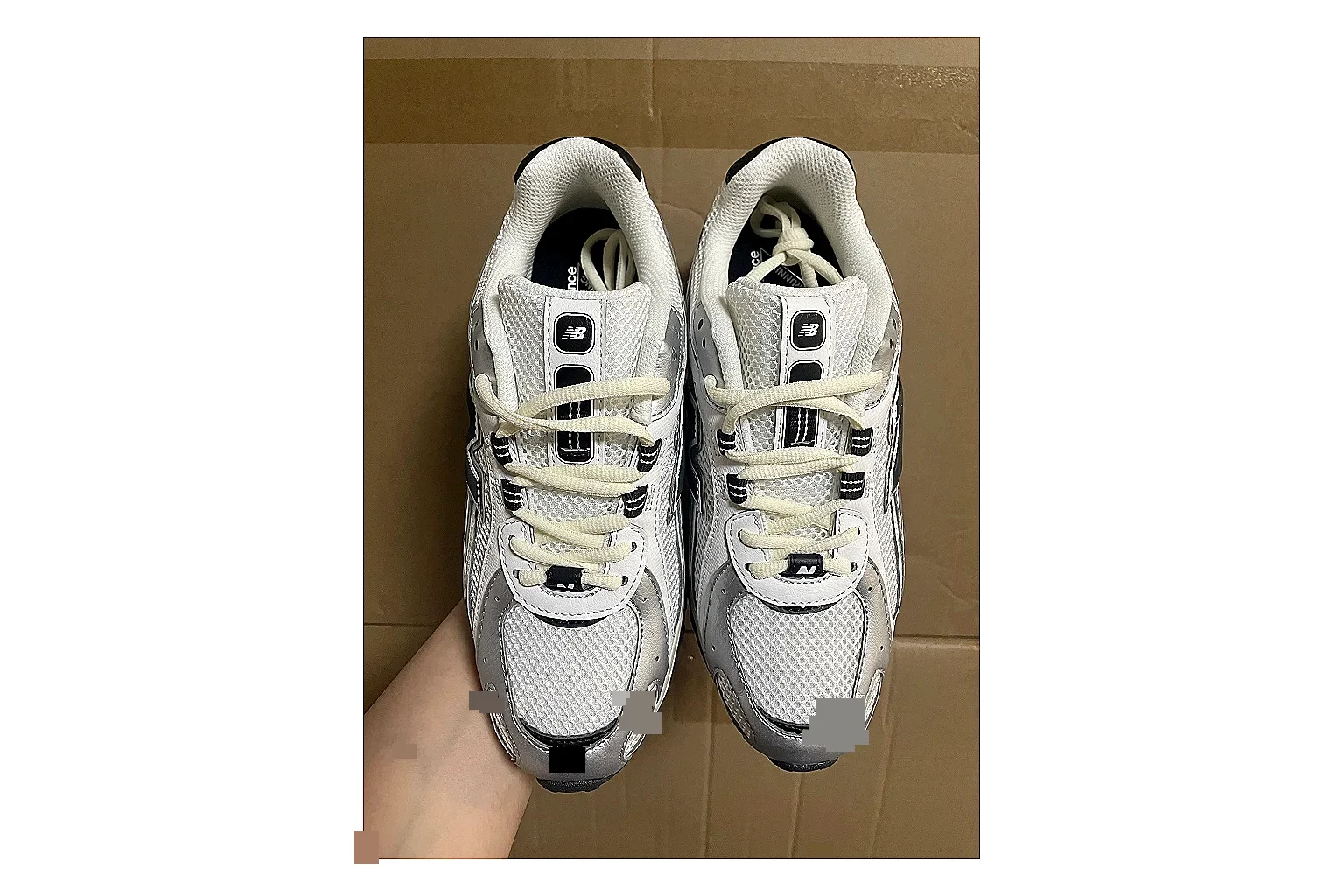 Casual Low-Top Sneaker 7629 comparison signal photo with red casual low-top with mixed-material upper and low-profile shape