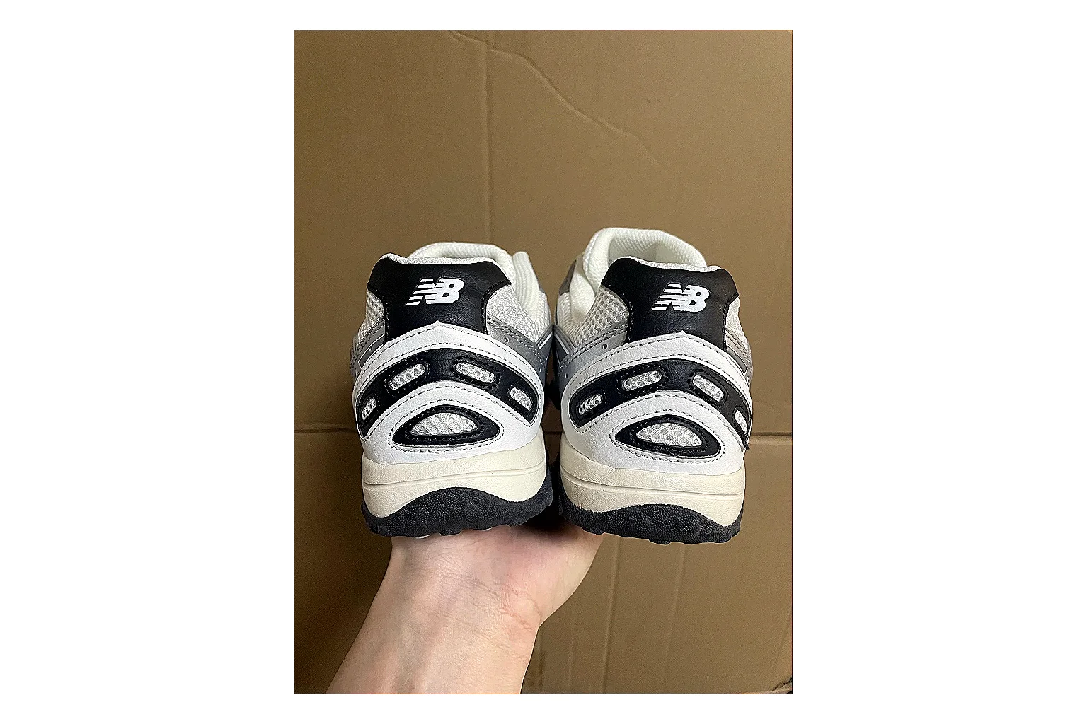 Casual Low-Top Sneaker 7629 comparison signal photo with red casual low-top with mixed-material upper and low-profile shape thumbnail 4