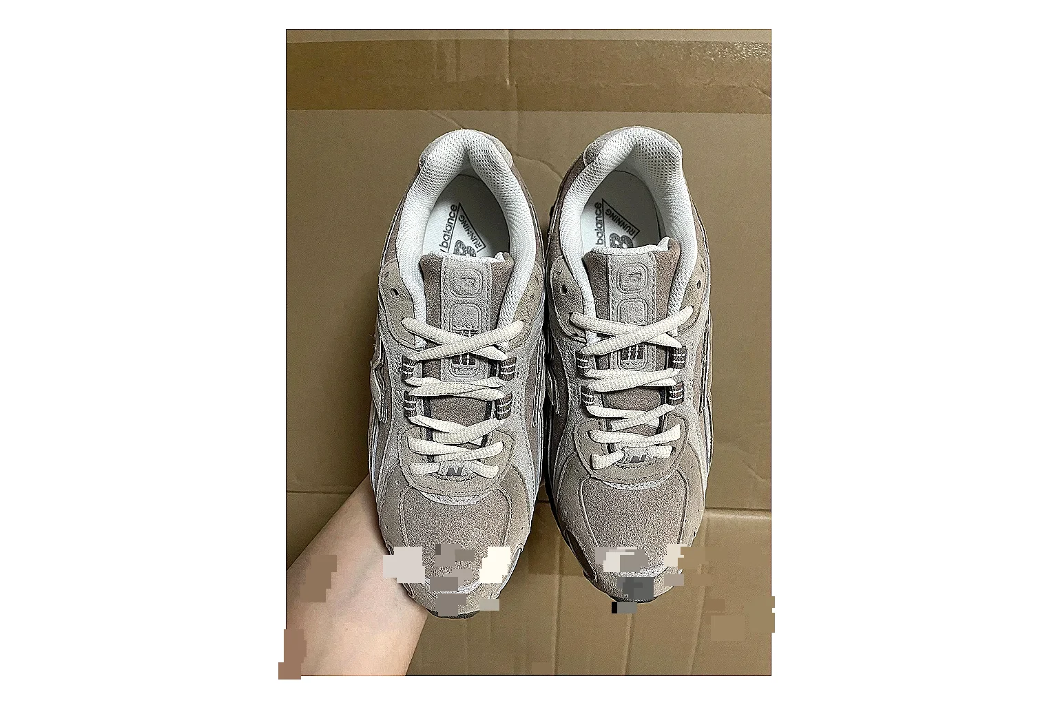 Casual Low-Top Sneaker 7650 comparison signal photo with red casual low-top with mixed-material upper and low-profile shape