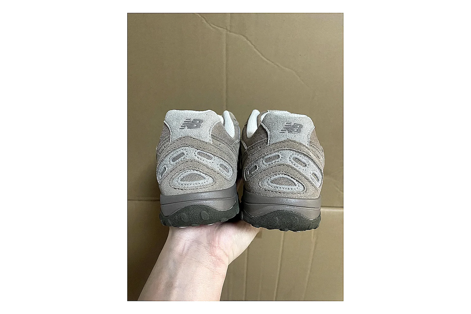 Casual Low-Top Sneaker 7650 comparison signal photo with red casual low-top with mixed-material upper and low-profile shape thumbnail 4