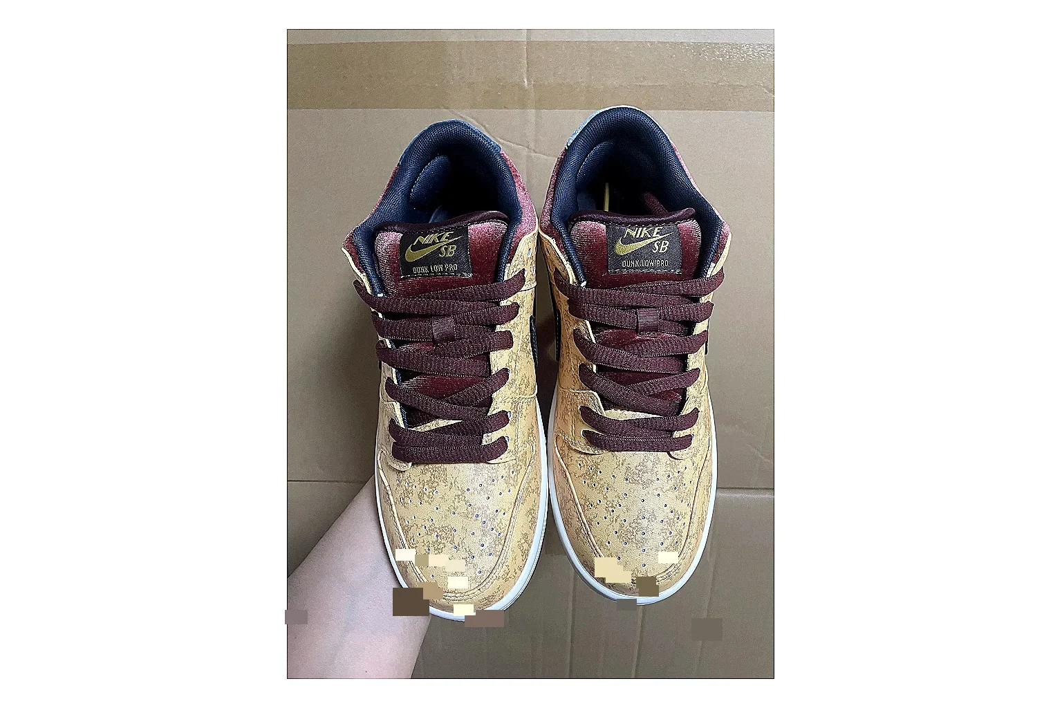 Casual Low-Top Sneaker 7697 comparison signal photo with red casual low-top with mixed-material upper and low-profile shape