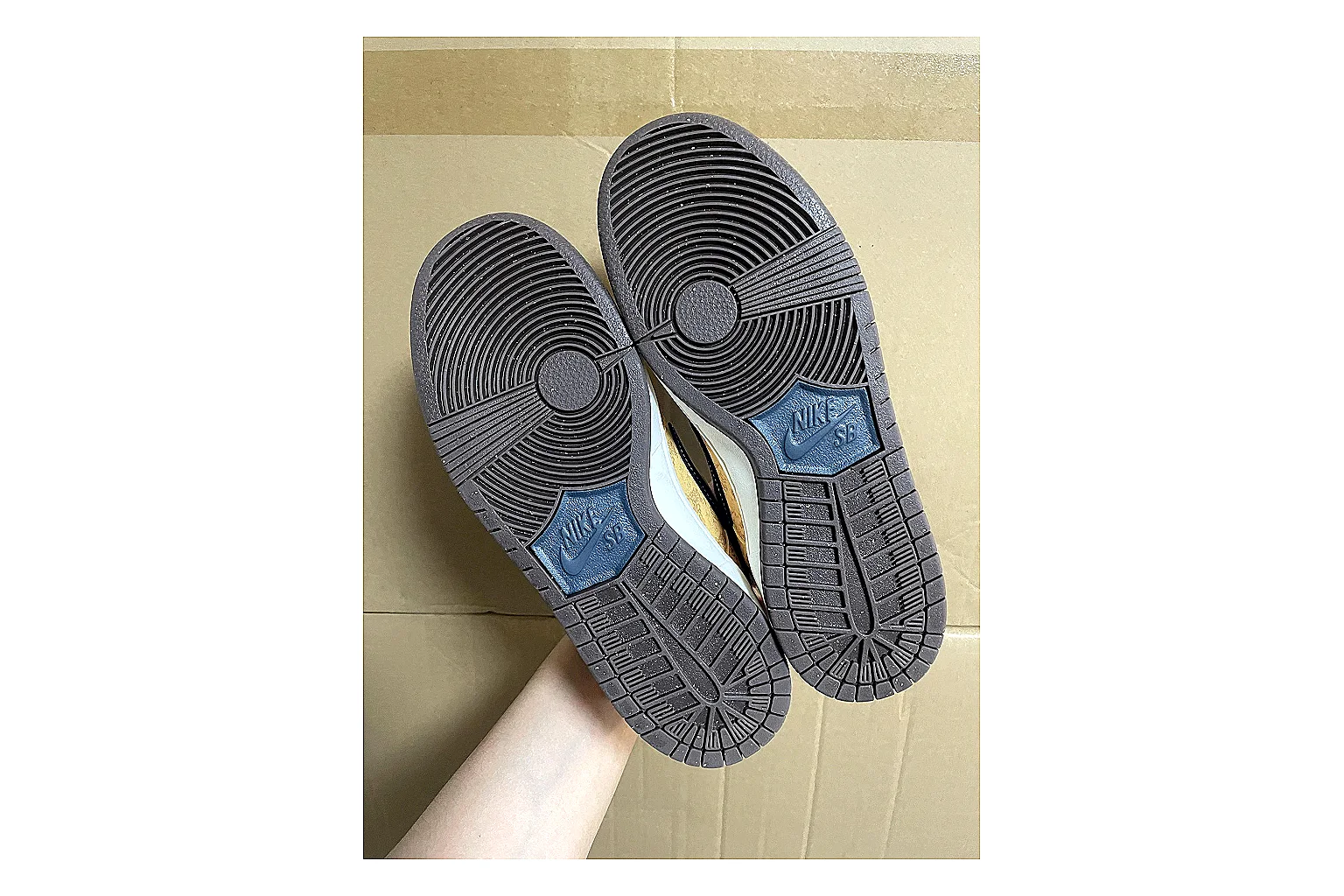 Casual Low-Top Sneaker 7697 comparison signal photo with red casual low-top with mixed-material upper and low-profile shape thumbnail 2