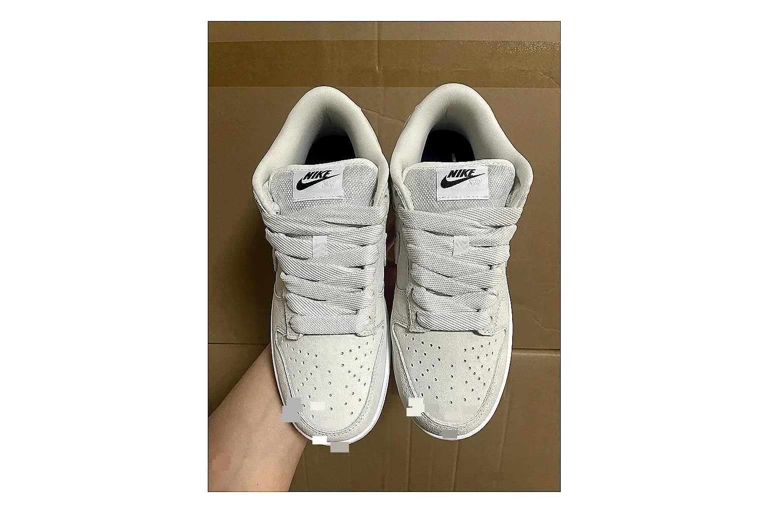 Casual Low-Top Sneaker 7739 comparison signal photo with red casual low-top with mixed-material upper and low-profile shape
