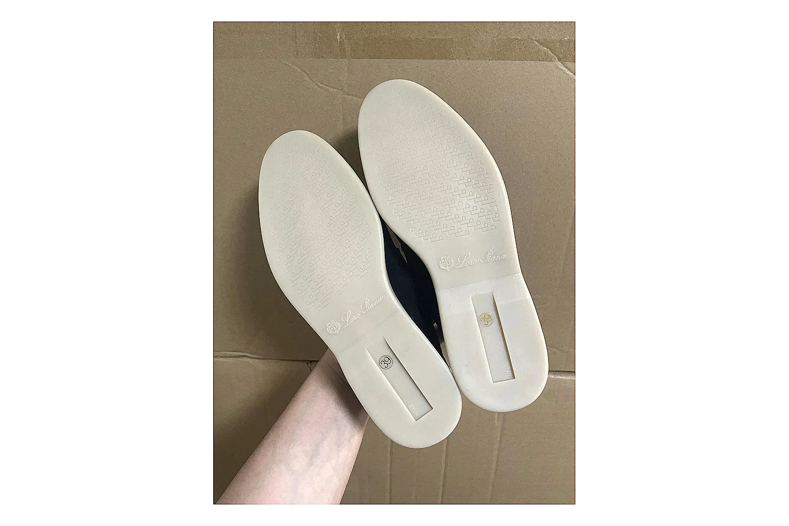 Casual Low-Top Sneaker 9293 comparison signal photo with red casual low-top with mixed-material upper and low-profile shape thumbnail 4