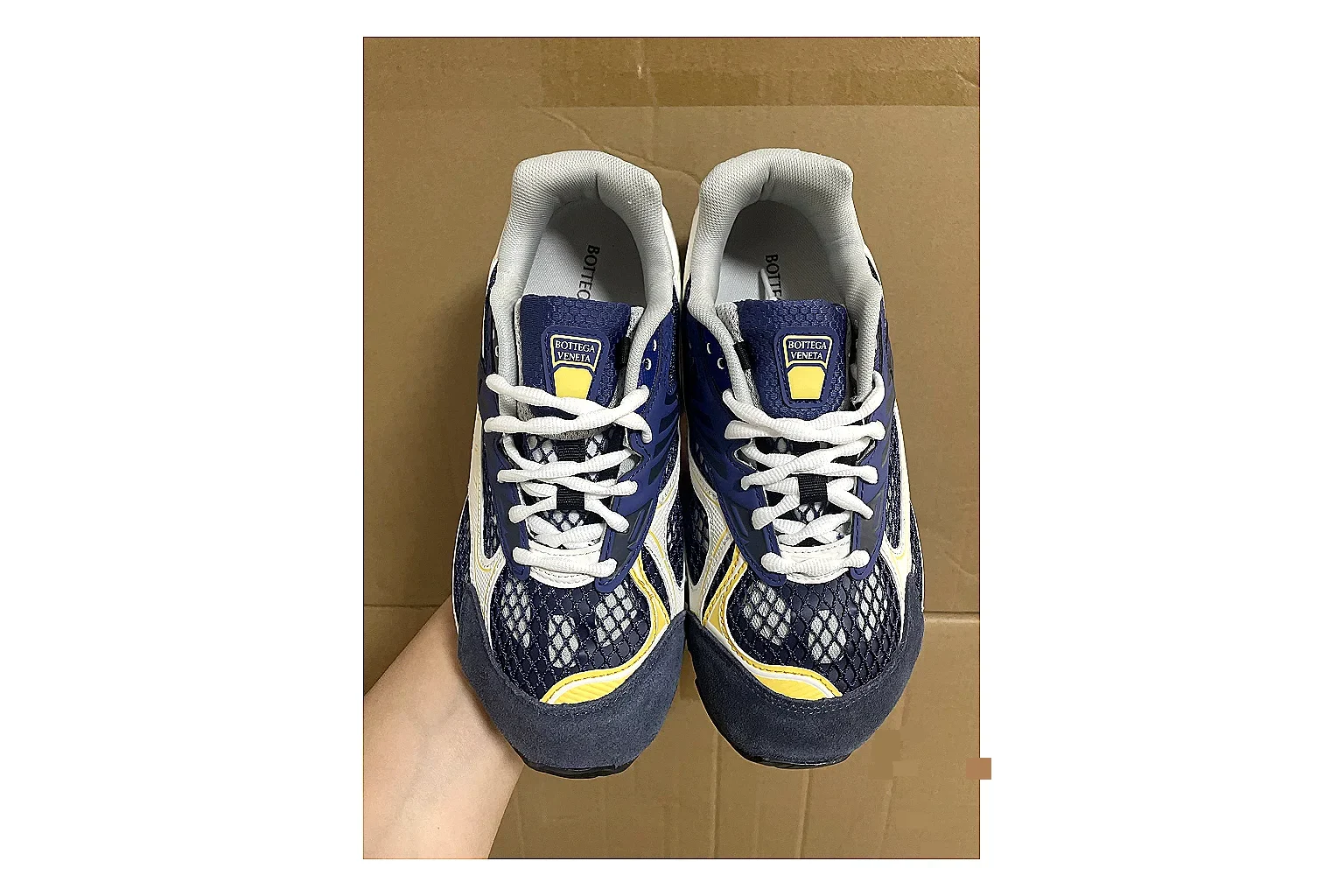 Casual Low-Top Sneaker 9325 comparison signal photo with red casual low-top with mixed-material upper and low-profile shape