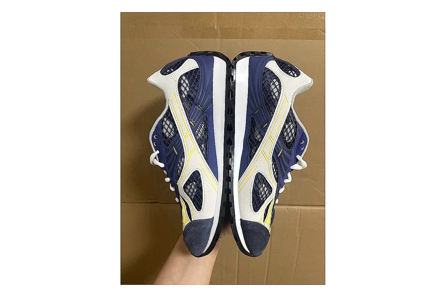 Casual Low-Top Sneaker 9325 comparison signal photo with red casual low-top with mixed-material upper and low-profile shape thumbnail 5