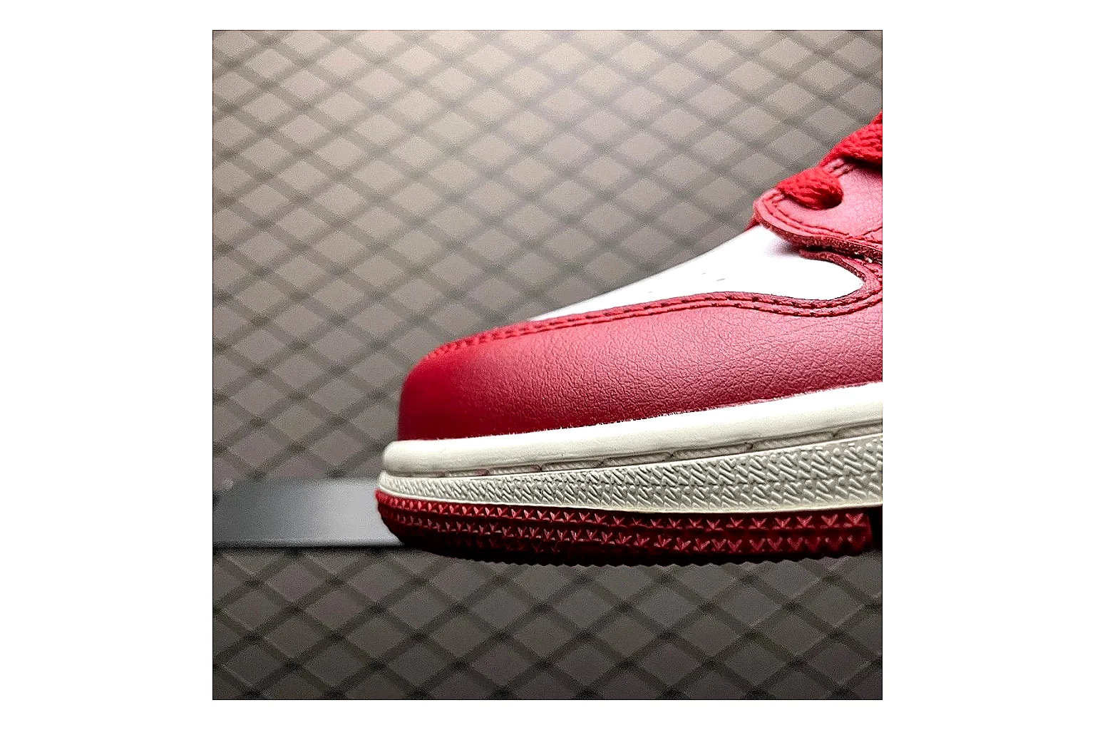 Casual Low-Top Sneaker 9725 comparison signal photo with casual low-top sneaker with clean paneling, textured upper and six-view gallery for daily streetwear styling plus side-profile shape, upper panel lines, and outsole detail thumbnail 3