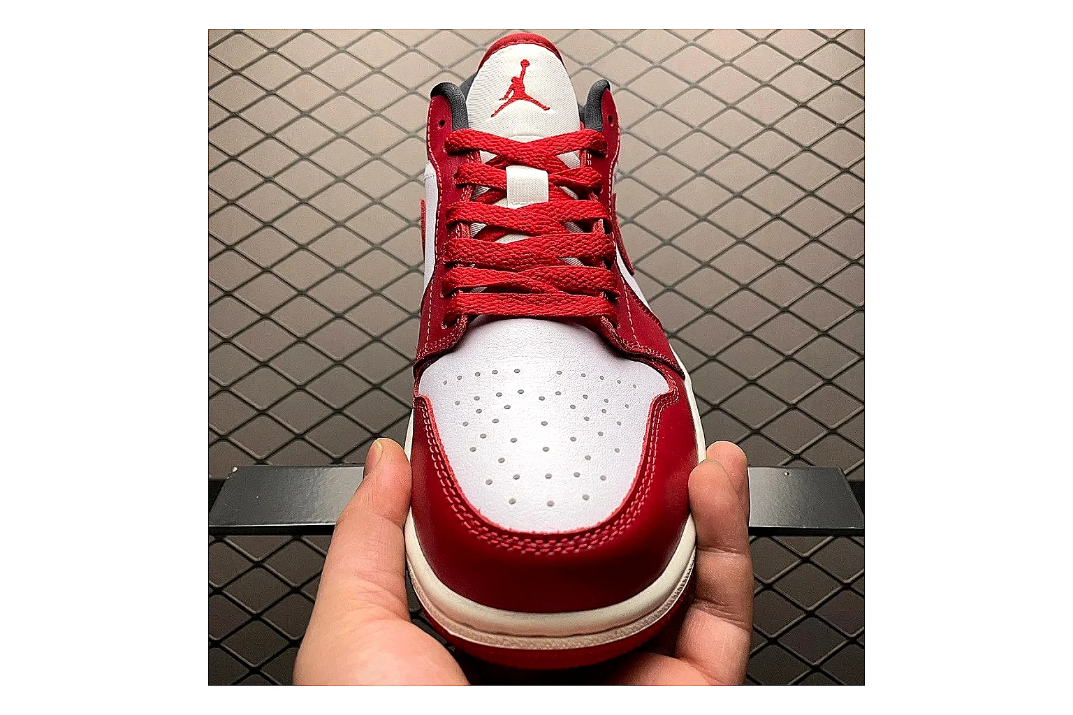 Casual Low-Top Sneaker 9725 comparison signal photo with casual low-top sneaker with clean paneling, textured upper and six-view gallery for daily streetwear styling plus side-profile shape, upper panel lines, and outsole detail thumbnail 4