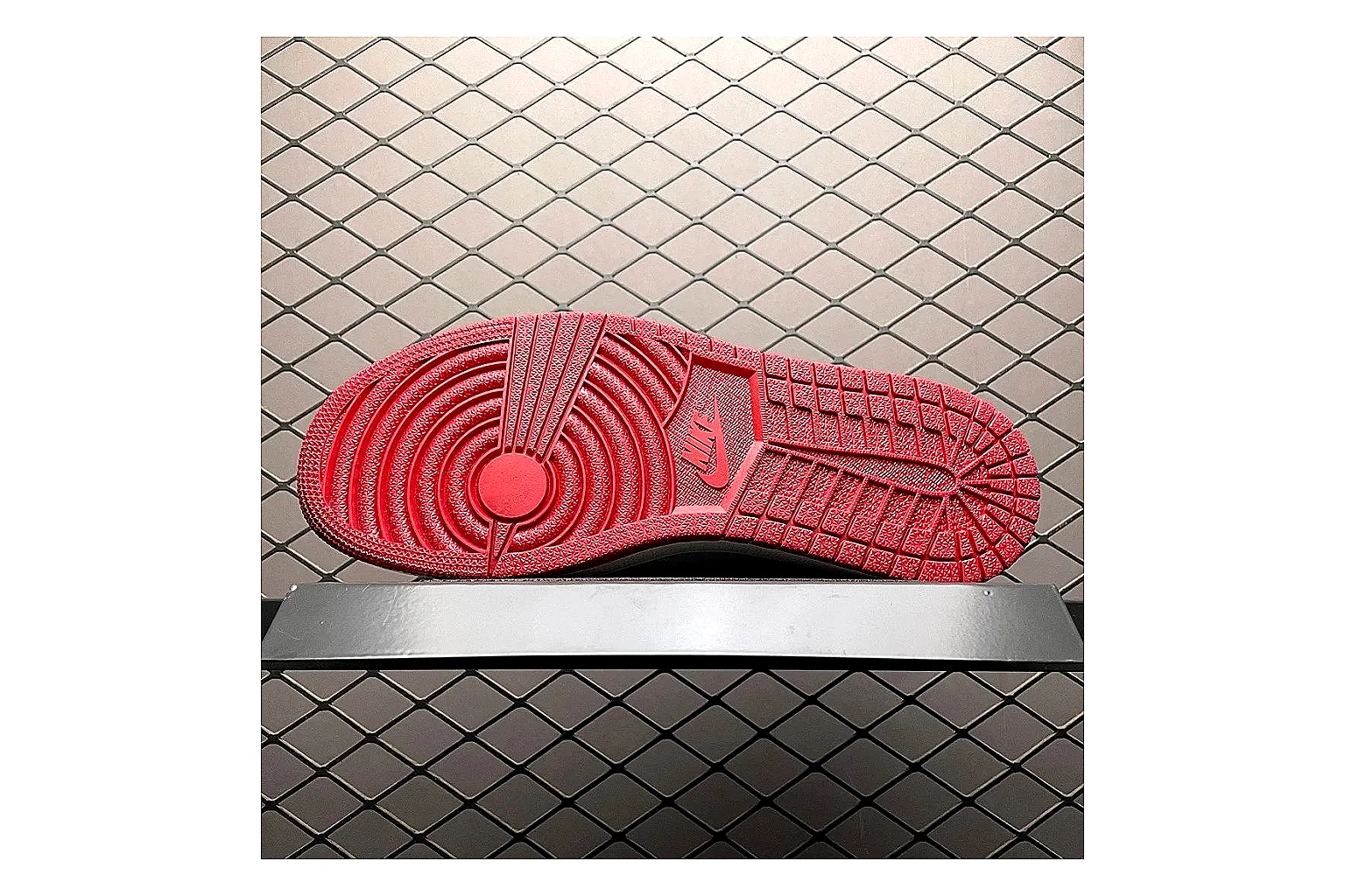 Casual Low-Top Sneaker 9725 comparison signal photo with casual low-top sneaker with clean paneling, textured upper and six-view gallery for daily streetwear styling plus side-profile shape, upper panel lines, and outsole detail thumbnail 5