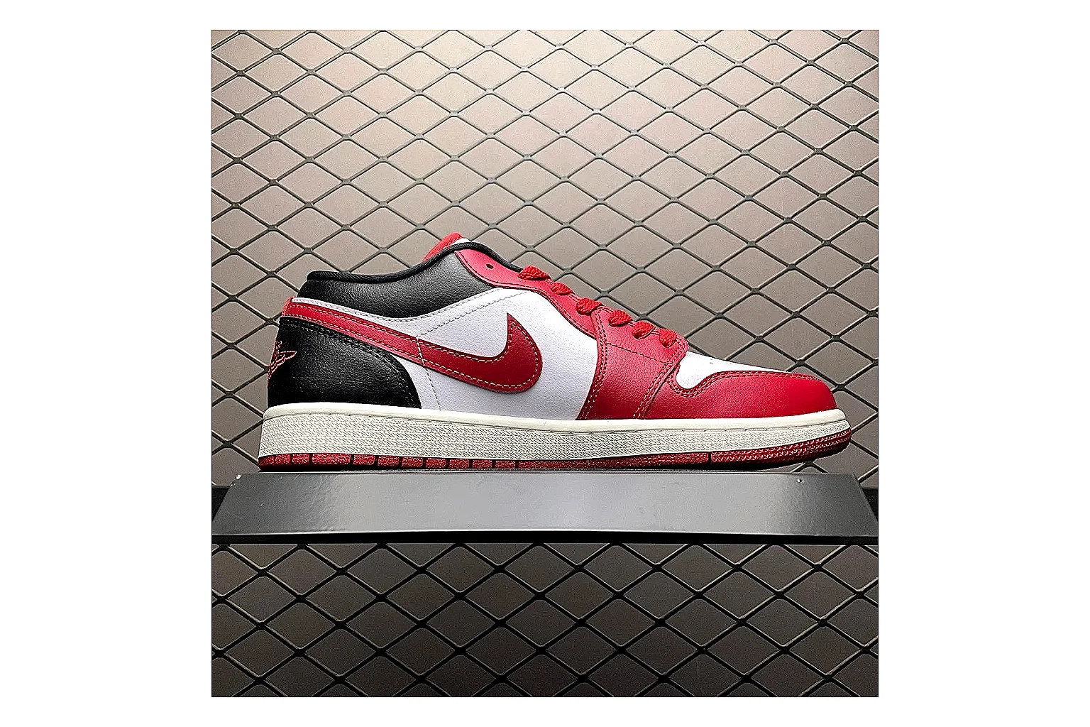 Casual Low-Top Sneaker 9725 comparison signal photo with casual low-top sneaker with clean paneling, textured upper and six-view gallery for daily streetwear styling plus side-profile shape, upper panel lines, and outsole detail thumbnail 6