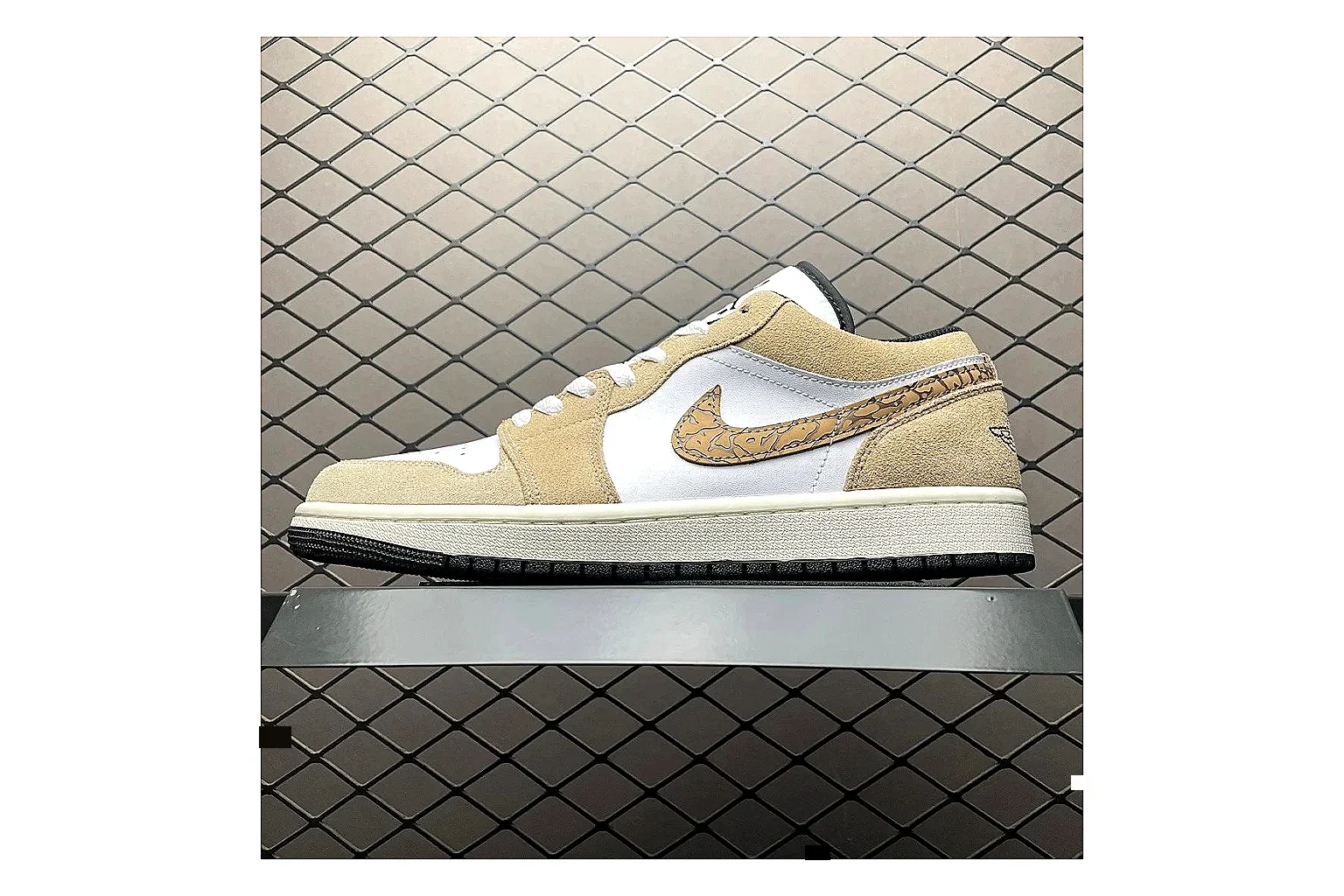 Casual Low-Top Sneaker 9728 comparison signal photo with casual low-top sneaker with clean paneling, textured upper and six-view gallery for daily streetwear styling plus side-profile shape, upper panel lines, and outsole detail