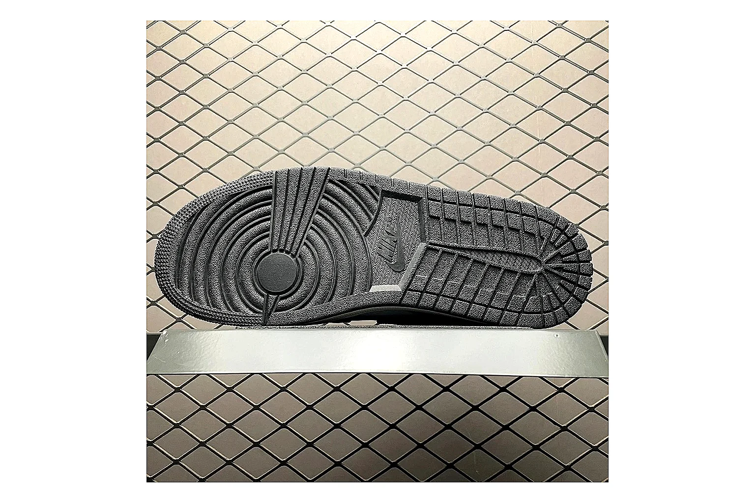 Casual Low-Top Sneaker 9728 comparison signal photo with casual low-top sneaker with clean paneling, textured upper and six-view gallery for daily streetwear styling plus side-profile shape, upper panel lines, and outsole detail thumbnail 5